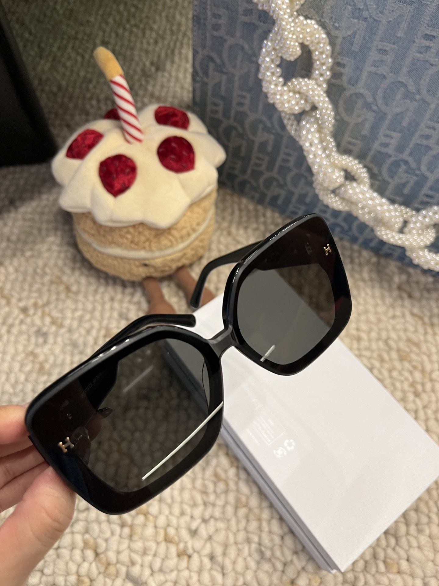 Luxury Women’s Oversized Square Sunglasses – Trendy Black & Gold