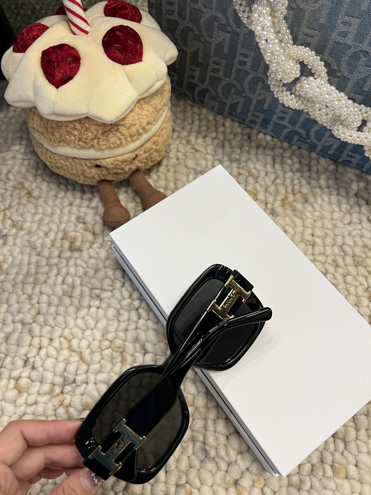 Luxury Women’s Oversized Square Sunglasses – Trendy Black & Gold