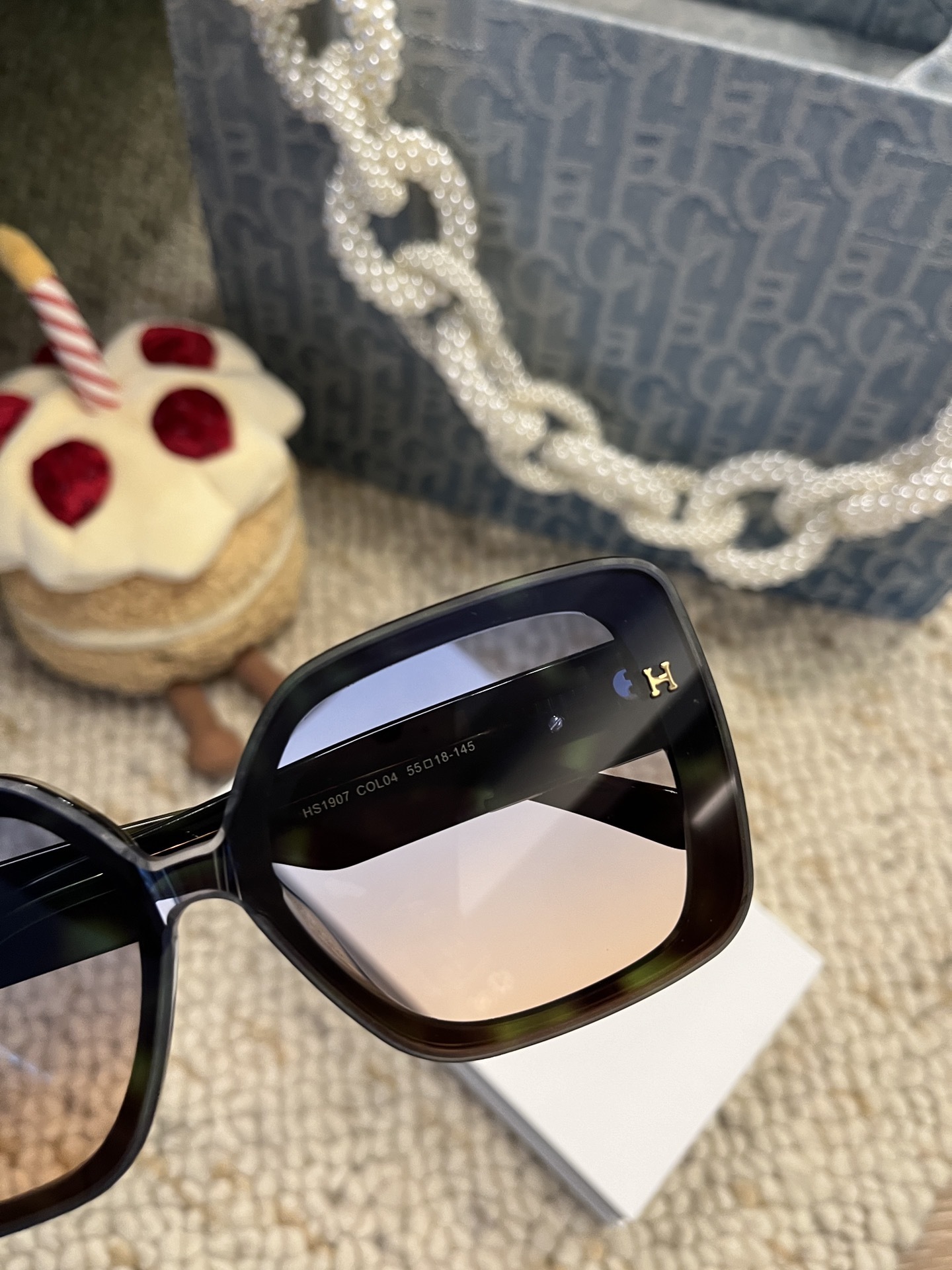 HS1907 Luxury Oversized Square Sunglasses – Gradient Lens Eyewear