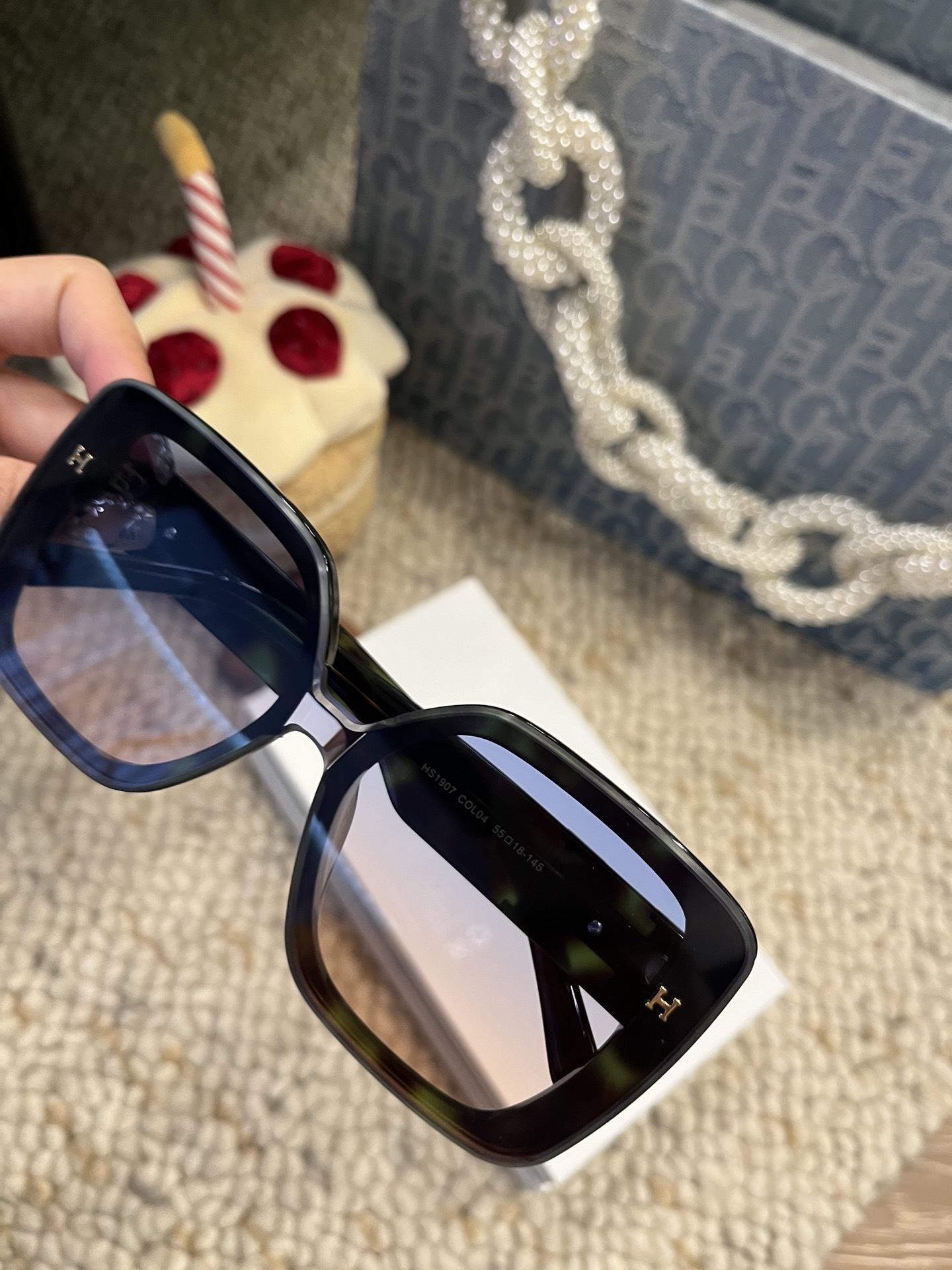 HS1907 Luxury Oversized Square Sunglasses – Gradient Lens Eyewear