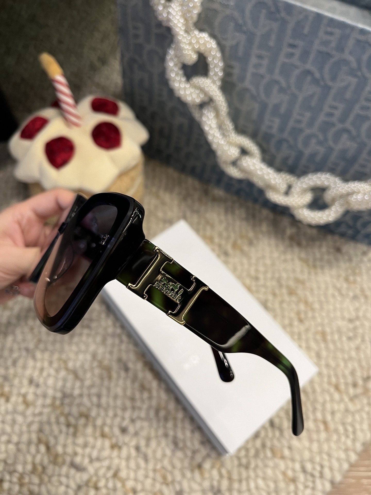 HS1907 Luxury Oversized Square Sunglasses – Gradient Lens Eyewear