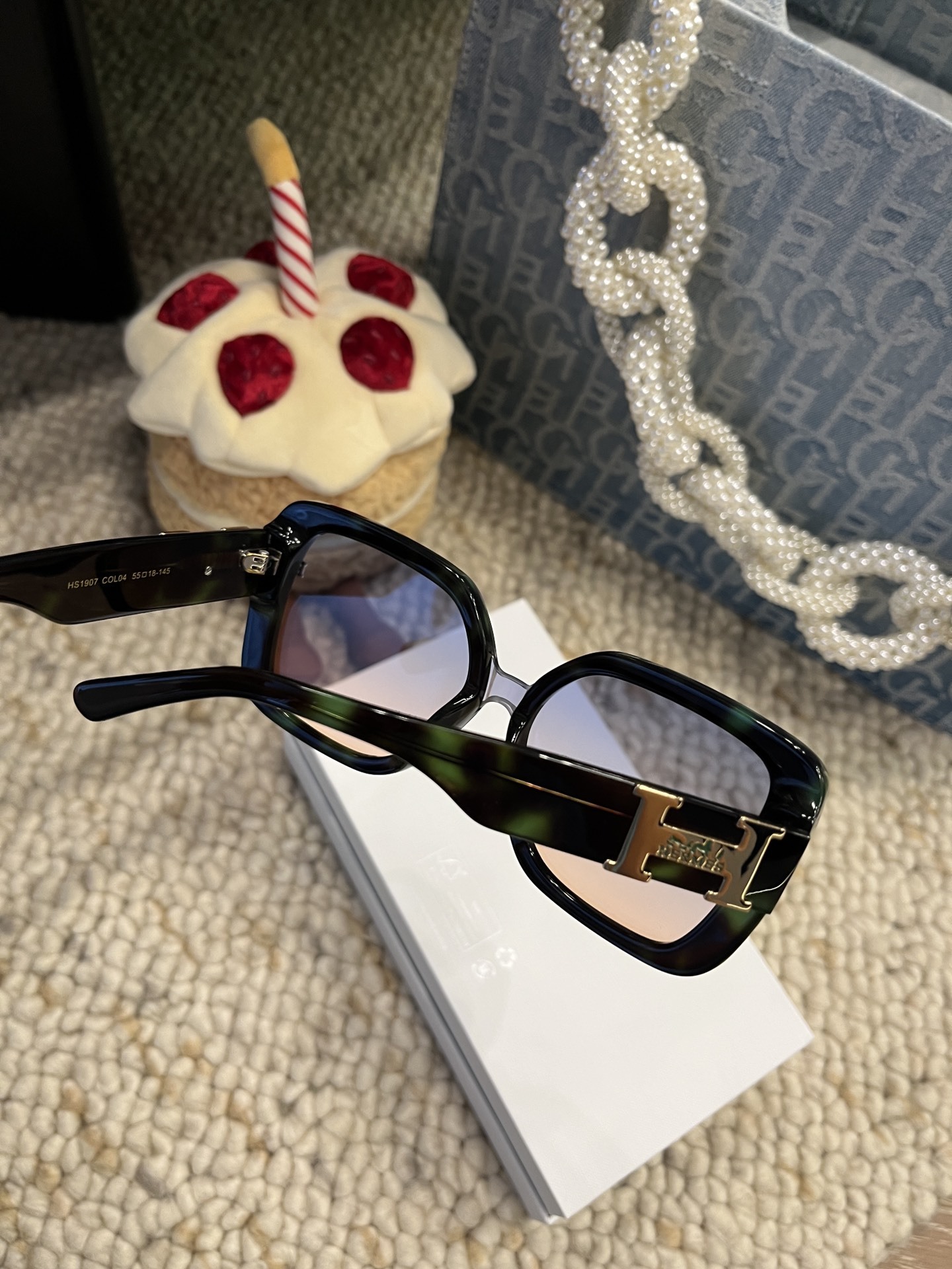 HS1907 Luxury Oversized Square Sunglasses – Gradient Lens Eyewear