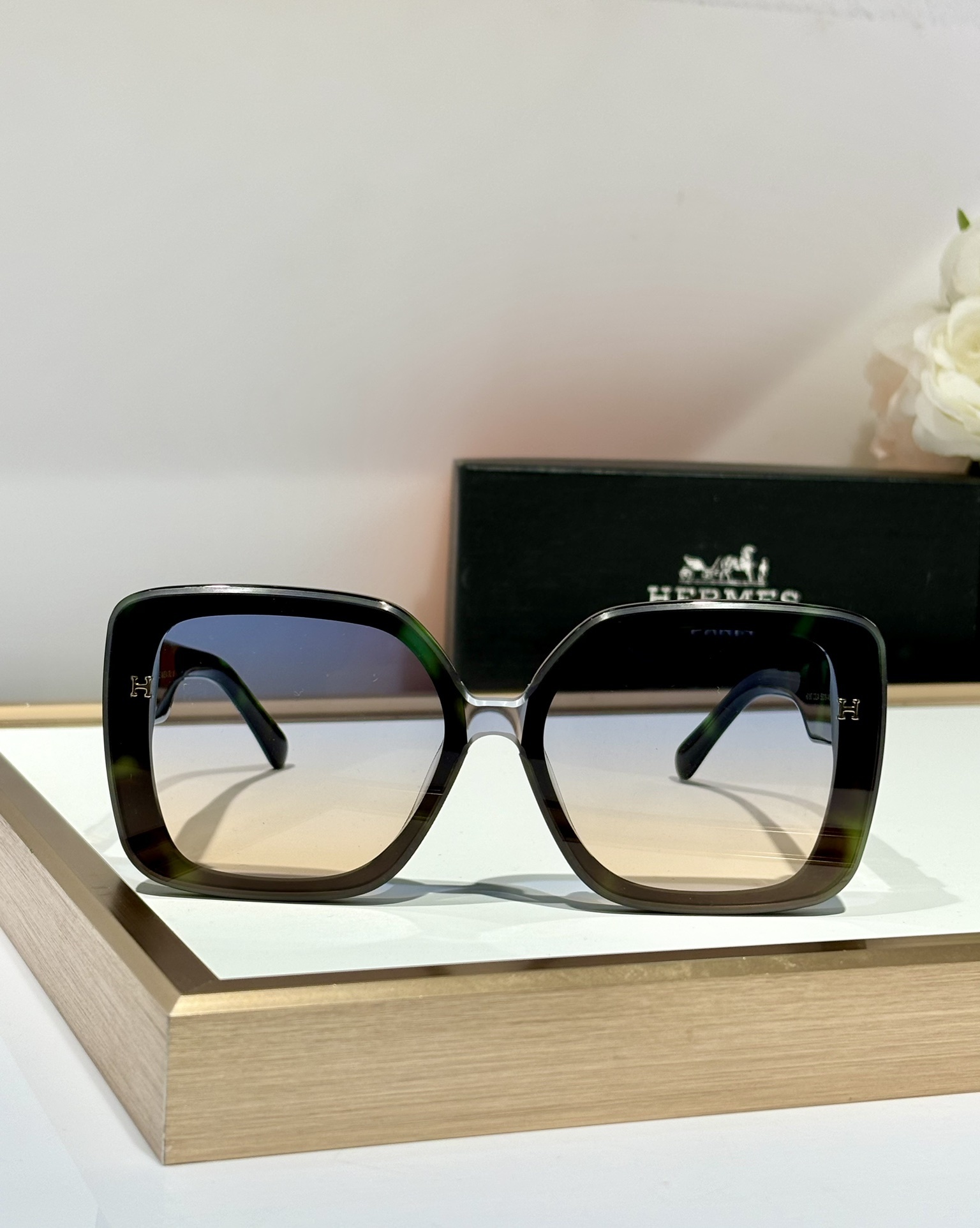 Luxury Oversized Square Sunglasses for Women – Gradient Tint Lenses