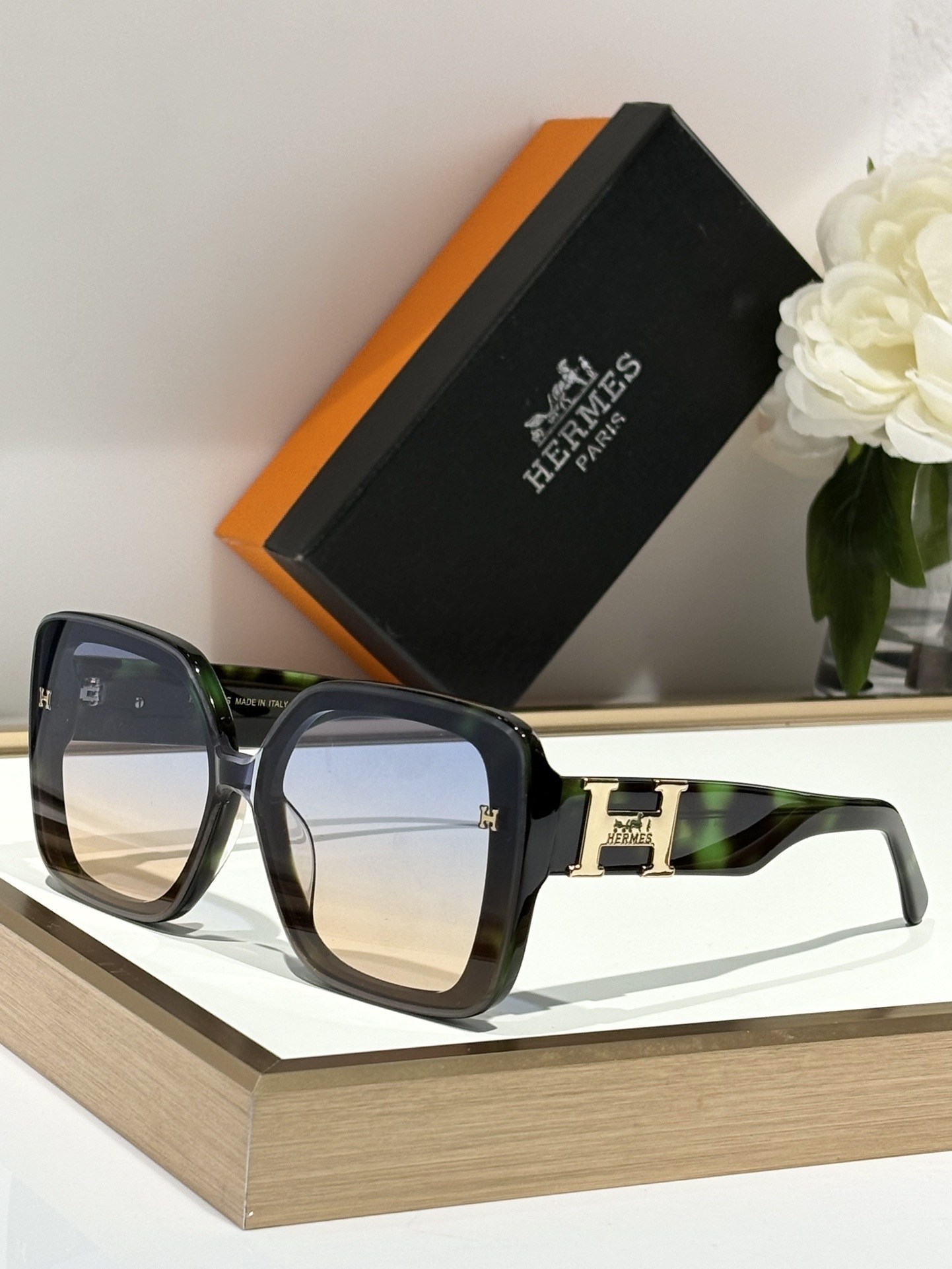 Luxury Oversized Square Sunglasses for Women – Gradient Tint Lenses