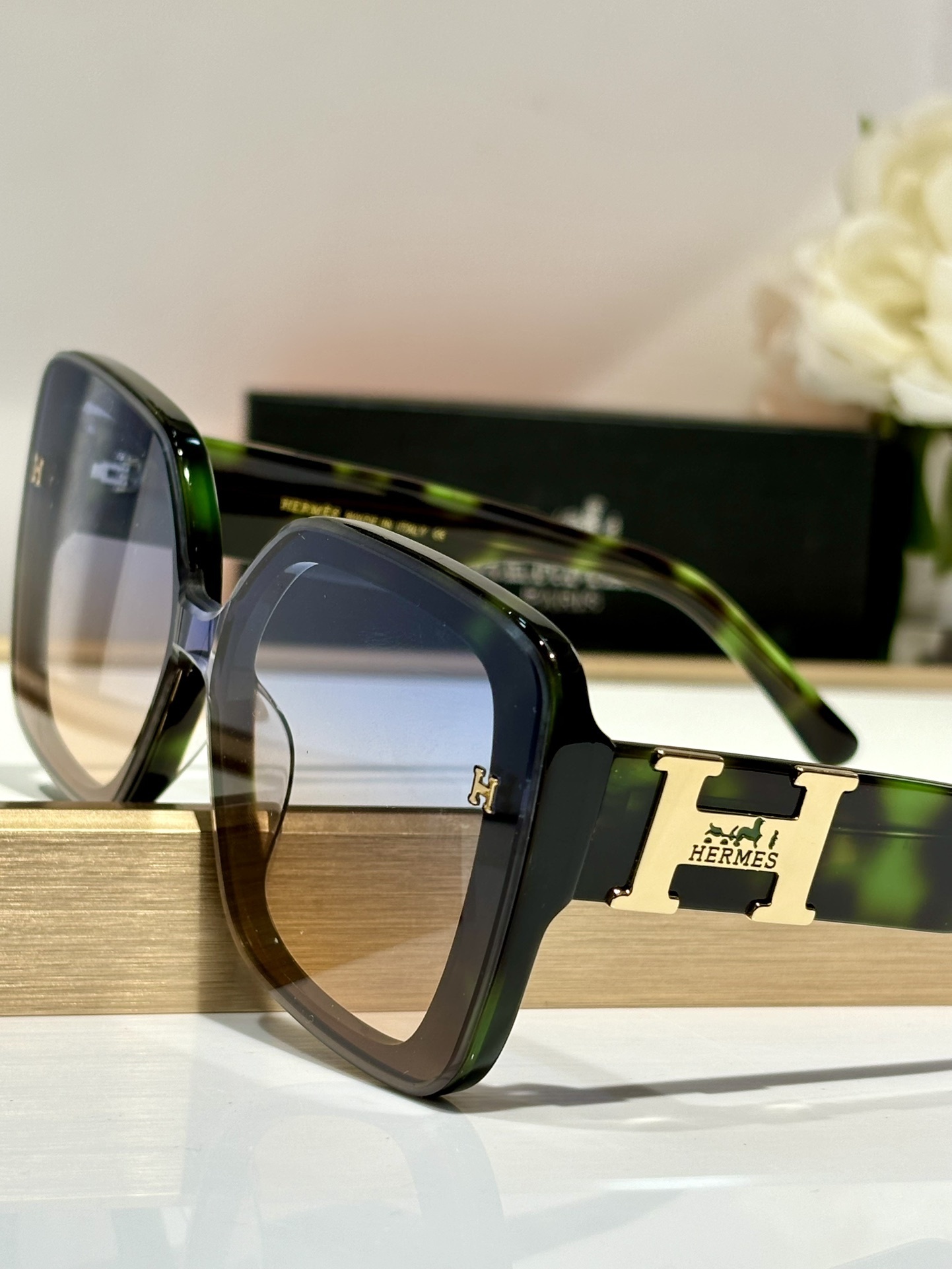 Luxury Oversized Square Sunglasses for Women – Gradient Tint Lenses