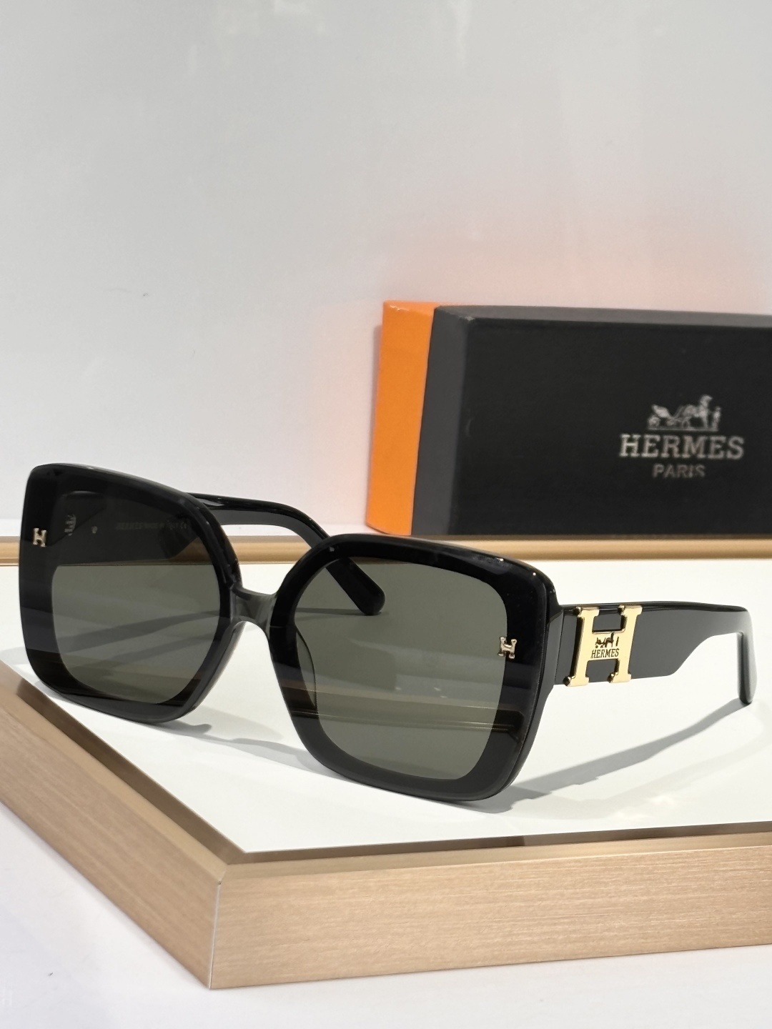 Hermès Black Acetate Sunglasses – Hermès Black Acetate Gold Logo