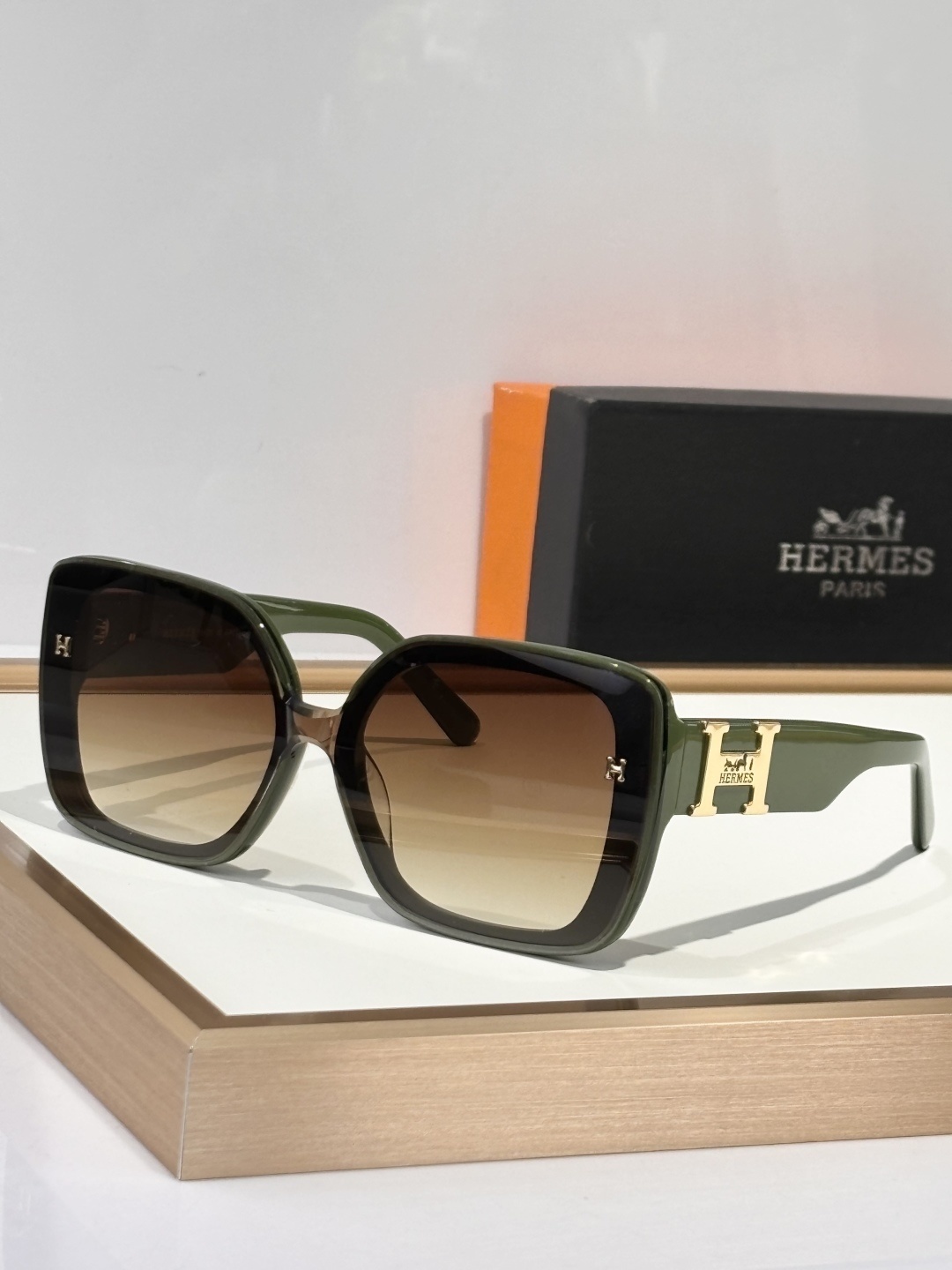 Hermès Luxury Oversized Square Sunglasses – Black with Gold H Logo