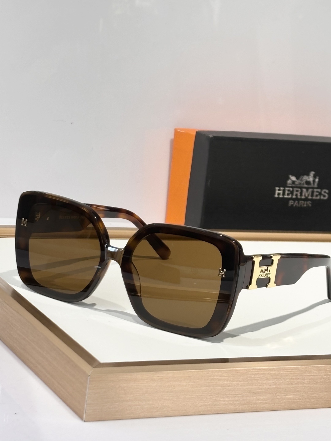 Hermès Luxury Oversized Square Sunglasses – Black with Gold H Logo