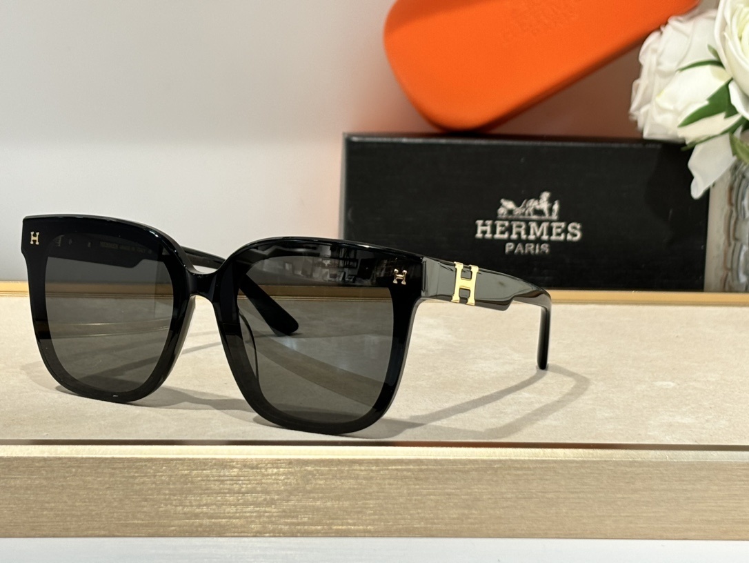 Luxury Women’s Oversized Square Sunglasses – Black Frame Gold H Logo
