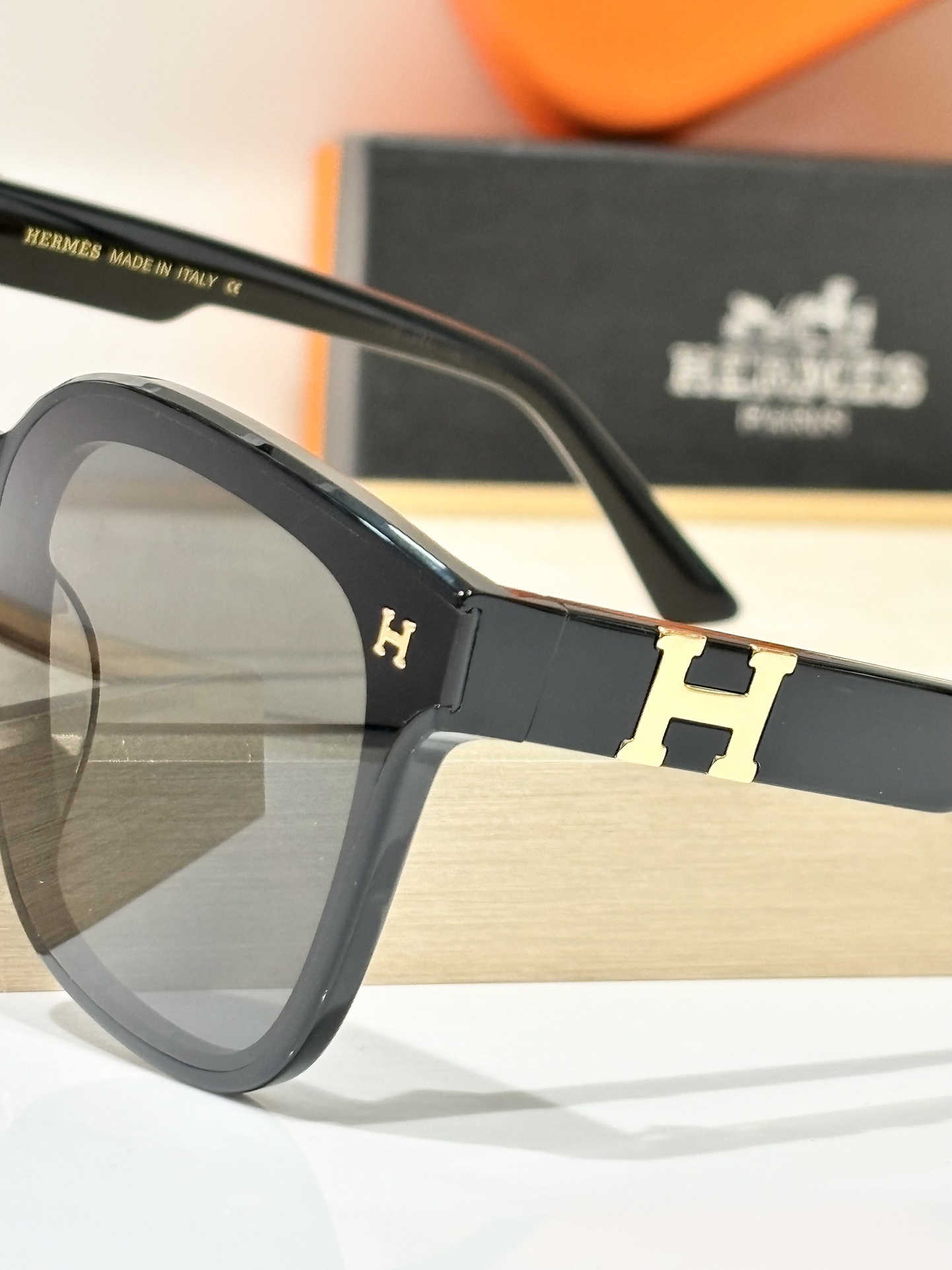 Luxury Women’s Oversized Square Sunglasses – Black Frame Gold H Logo