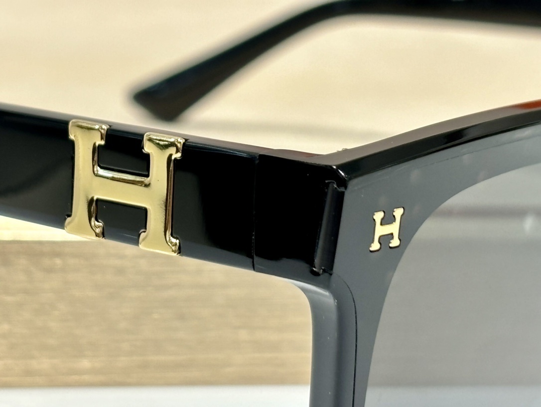 Luxury Women’s Oversized Square Sunglasses – Black Frame Gold H Logo
