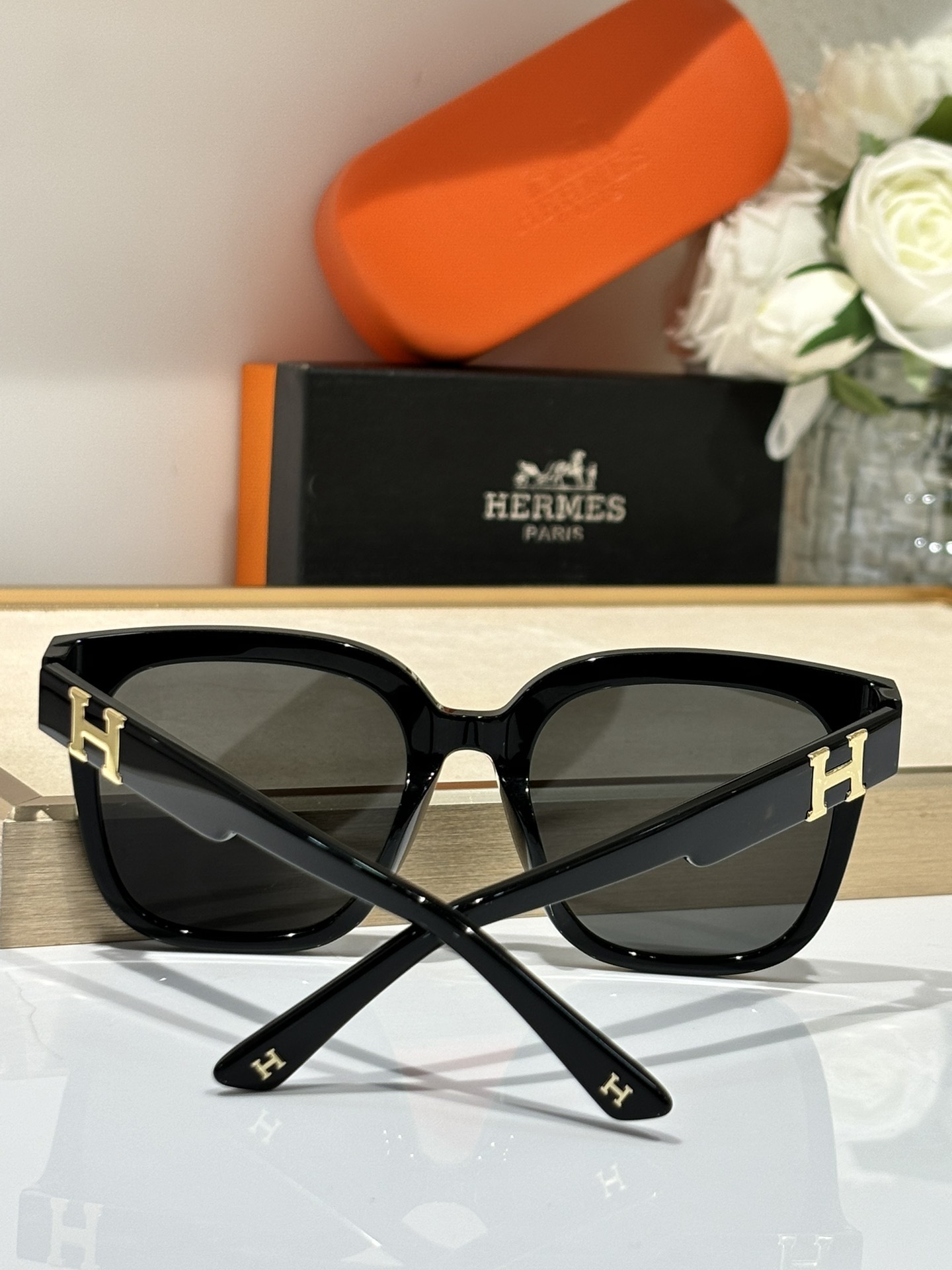 Luxury Women’s Oversized Square Sunglasses – Black Frame Gold H Logo