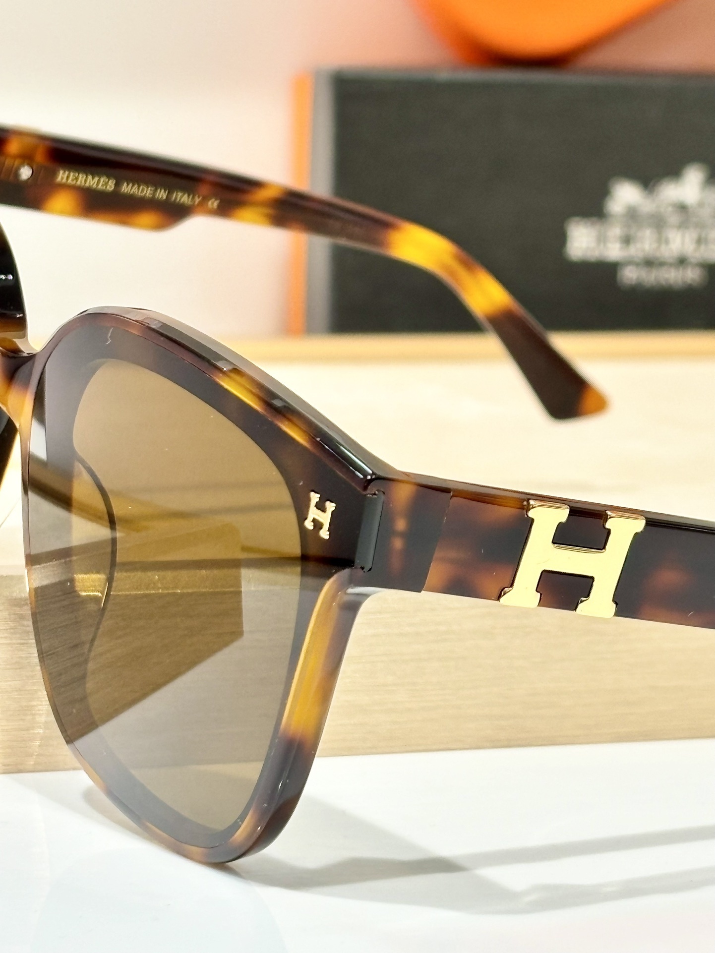 Women’s Luxury Oversized Tortoiseshell Sunglasses – Chic Gold H Detail