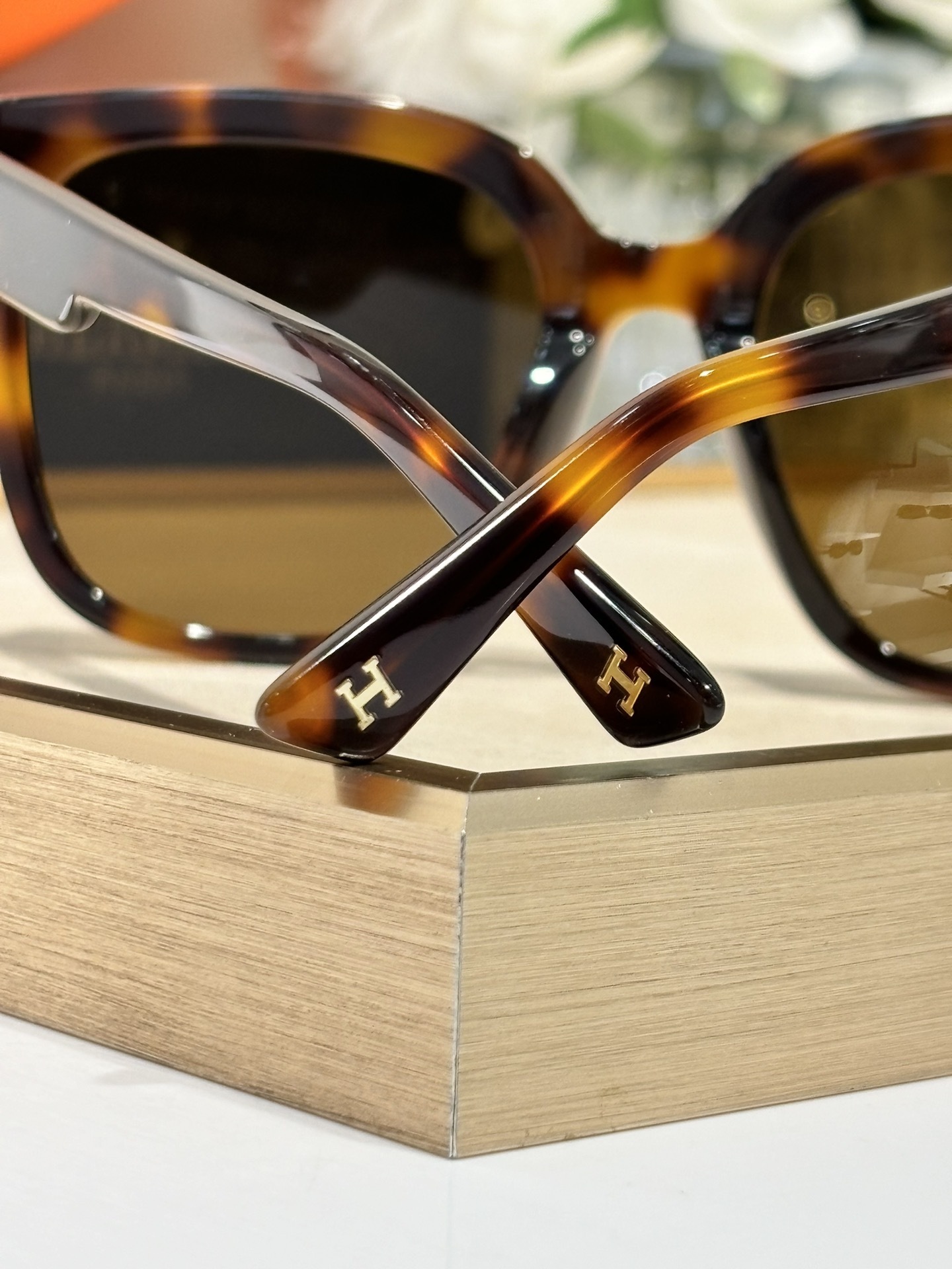 Women’s Luxury Oversized Tortoiseshell Sunglasses – Chic Gold H Detail