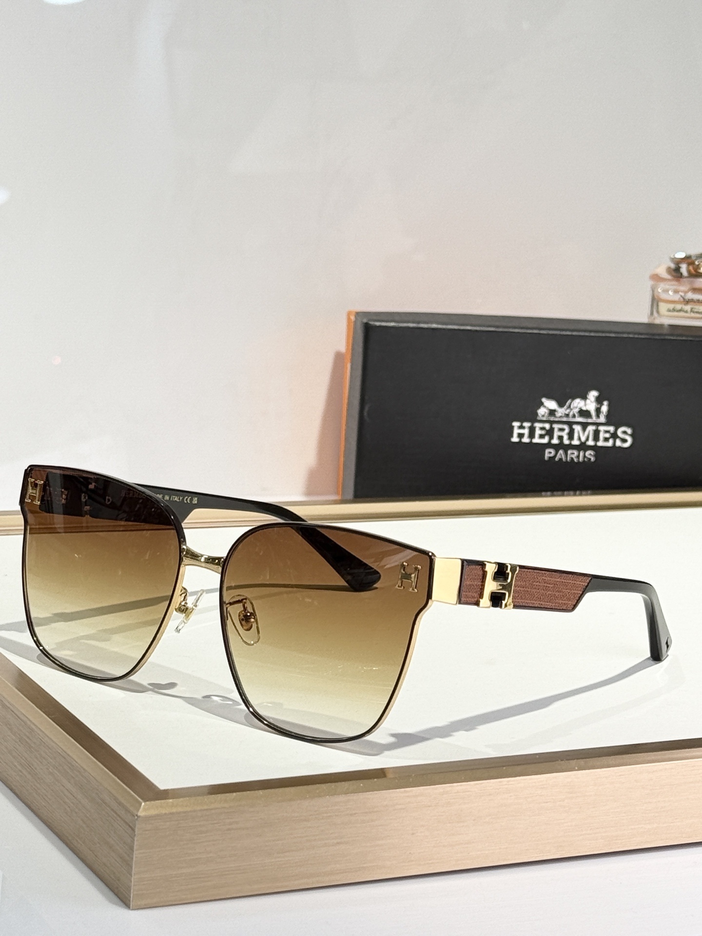 Hermès Luxury Oversized Sunglasses with Gradient Lenses & H Logo