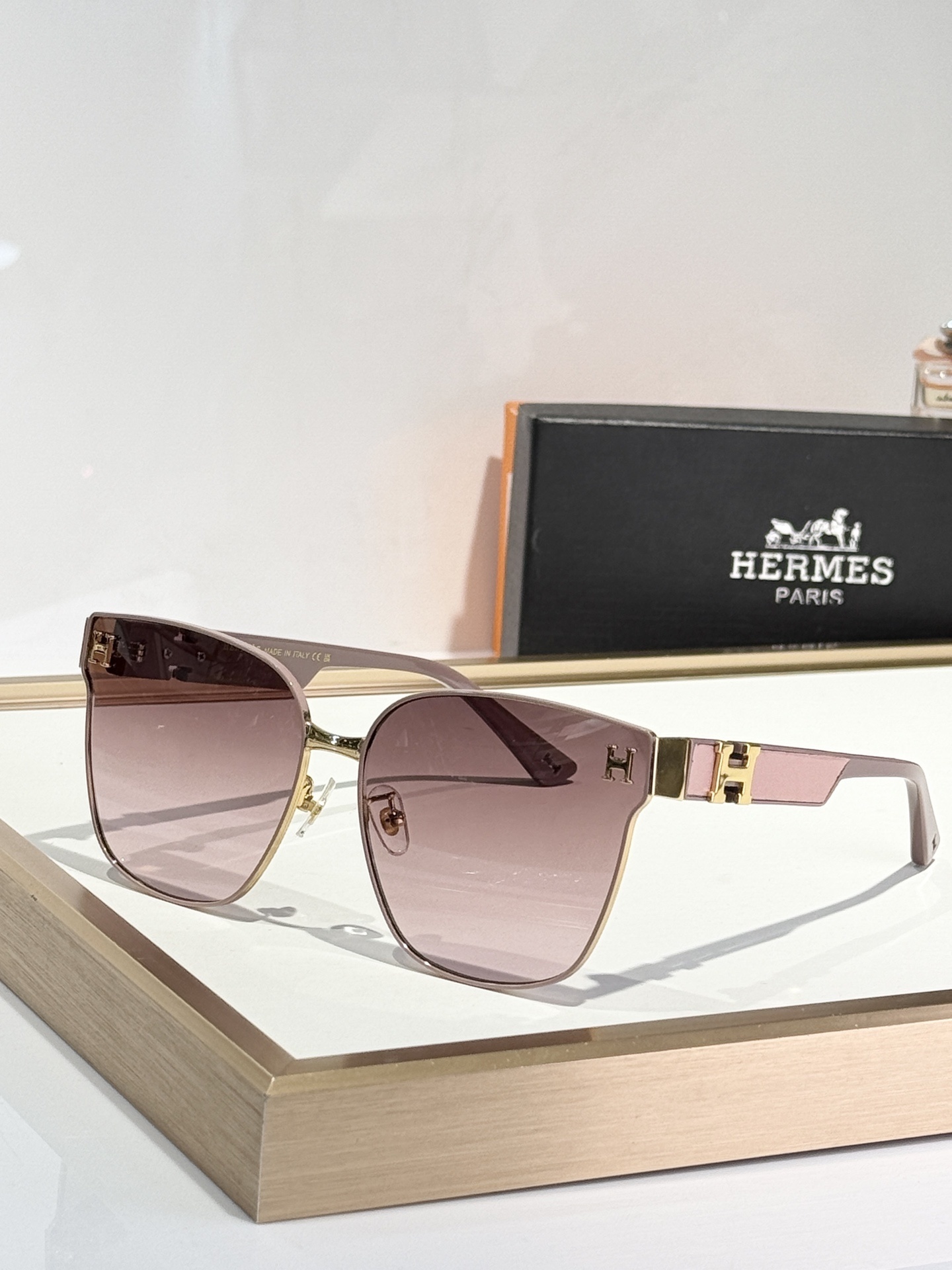 Hermès Luxury Oversized Sunglasses with Gradient Lenses & H Logo
