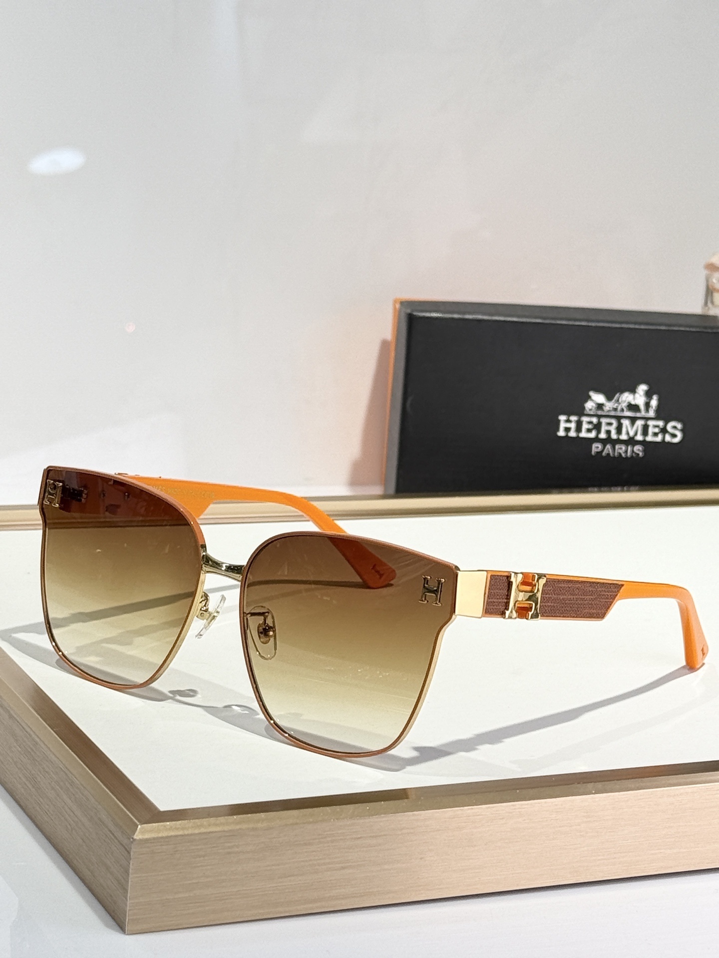 Hermès Luxury Oversized Sunglasses with Gradient Lenses & H Logo