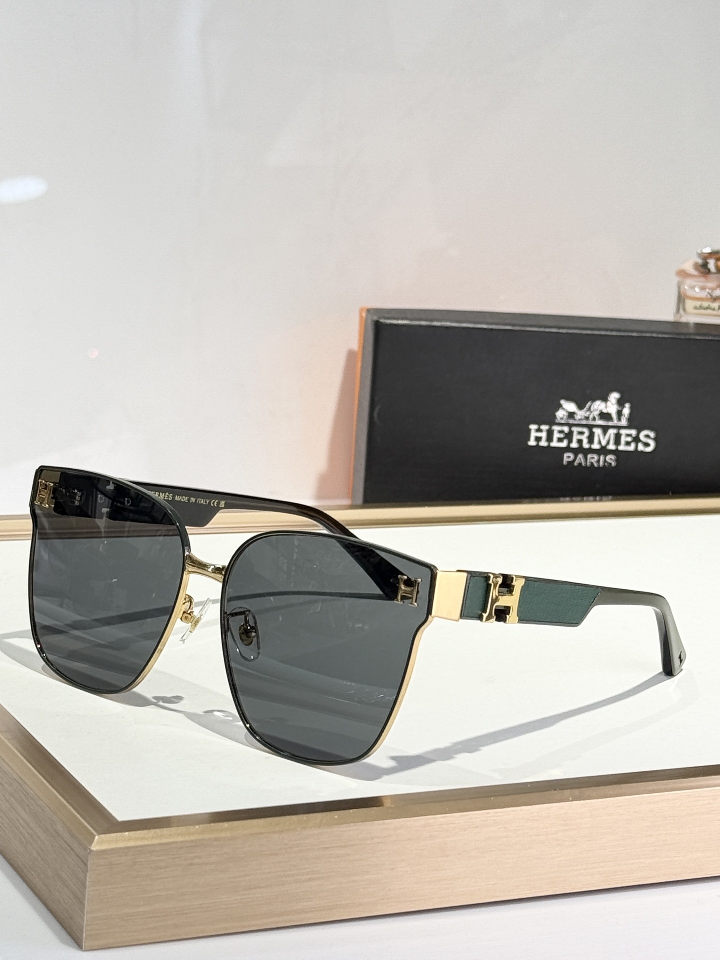 Hermès Luxury Oversized Sunglasses with Gradient Lenses & H Logo