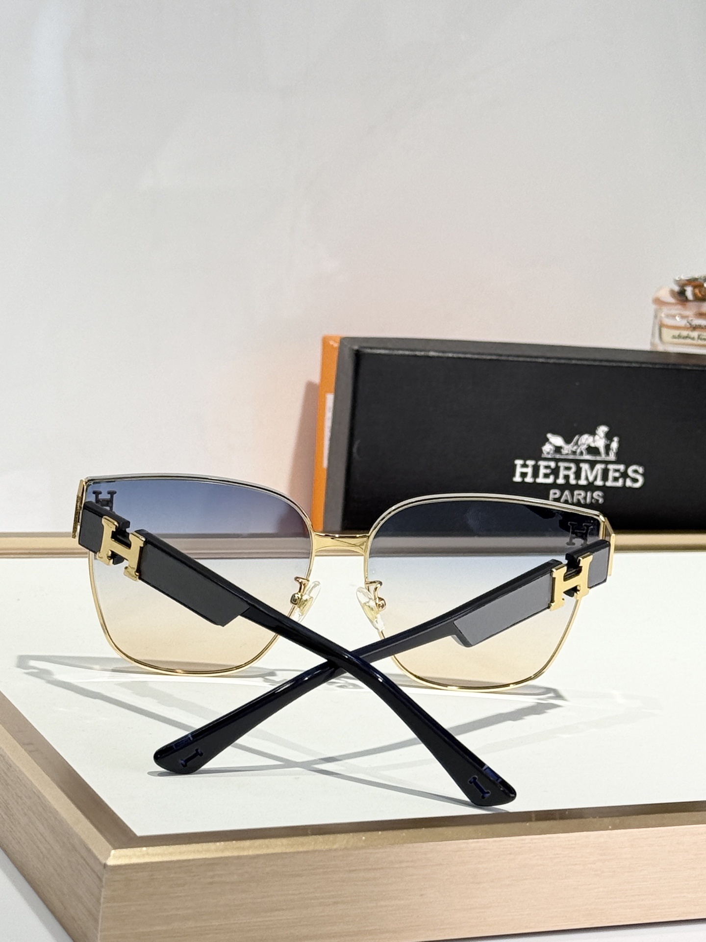 Hermès Luxury Oversized Sunglasses with Gradient Lenses & H Logo