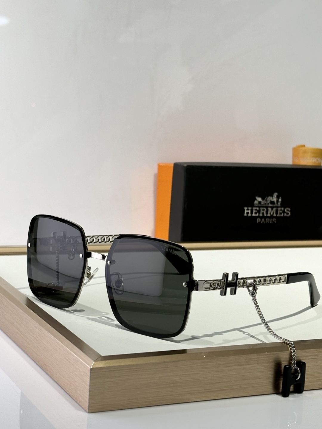 Hermes Luxury Square Sunglasses with H-Logo Chain – Gold/Brown