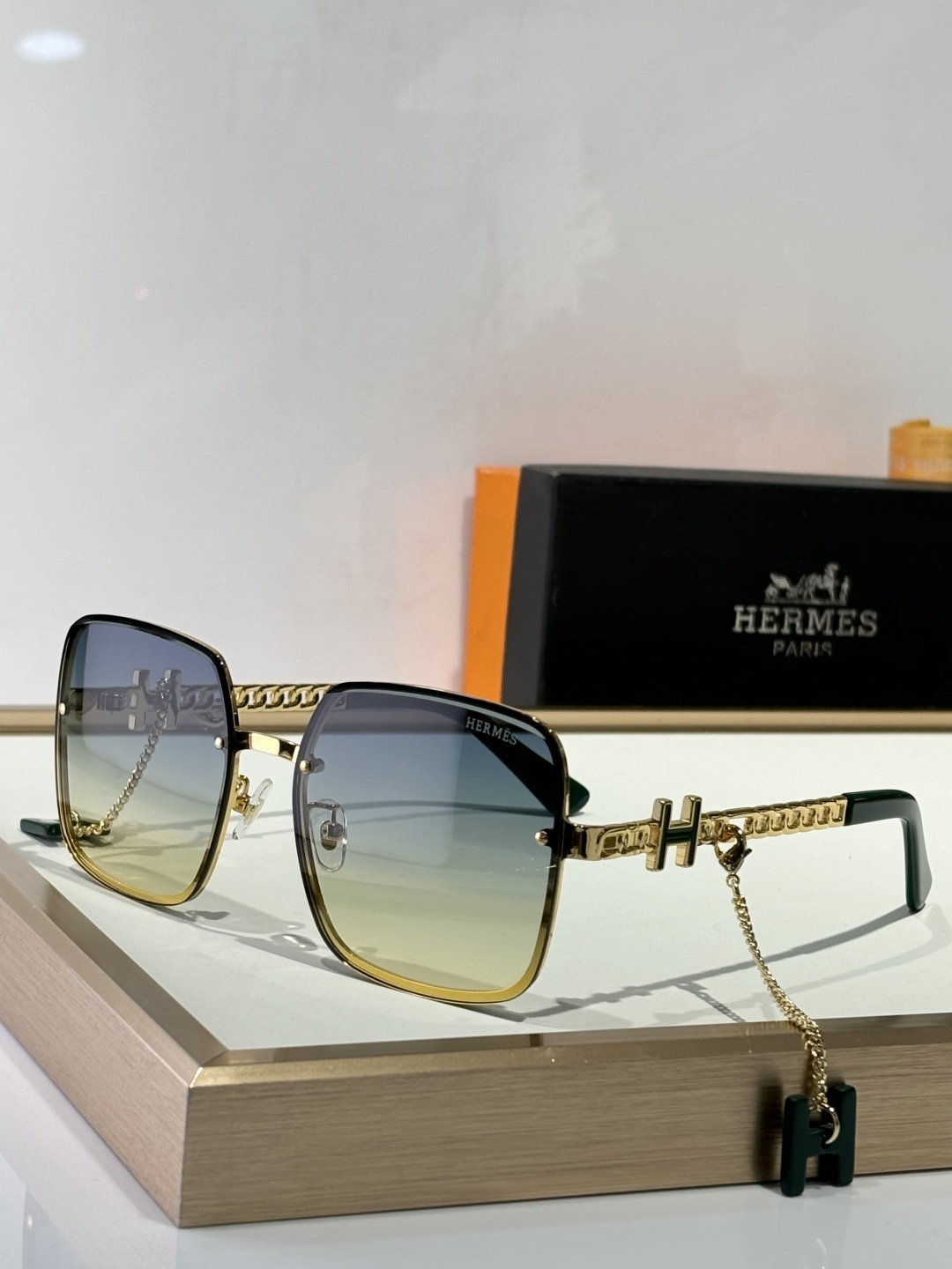 Hermes Luxury Square Sunglasses with H-Logo Chain – Gold/Brown