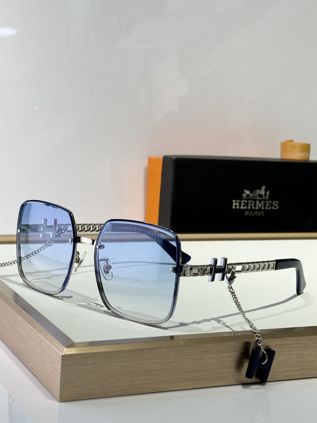 Hermes Luxury Square Sunglasses with H-Logo Chain – Gold/Brown