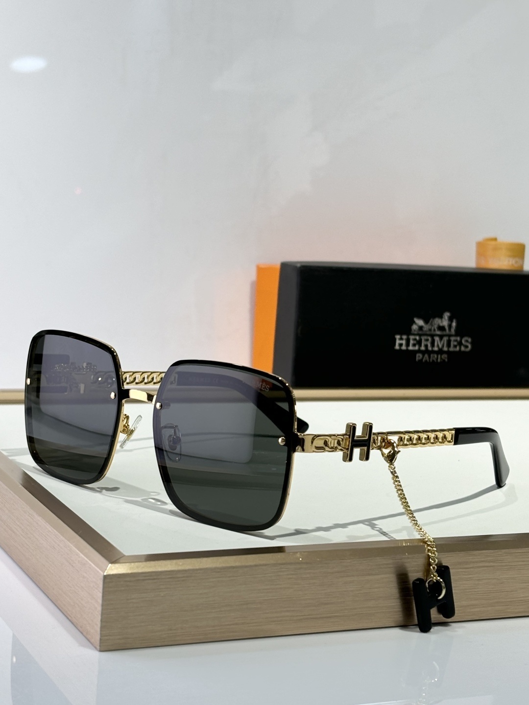 Hermes Luxury Square Sunglasses with H-Logo Chain – Gold/Brown