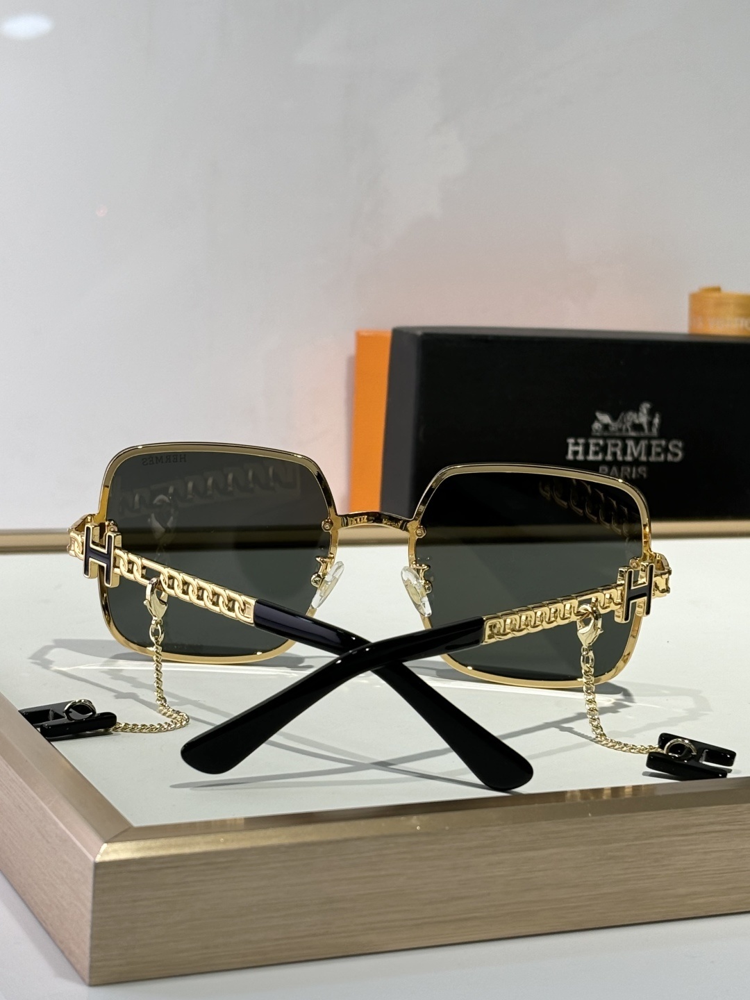 Hermes Luxury Square Sunglasses with H-Logo Chain – Gold/Brown