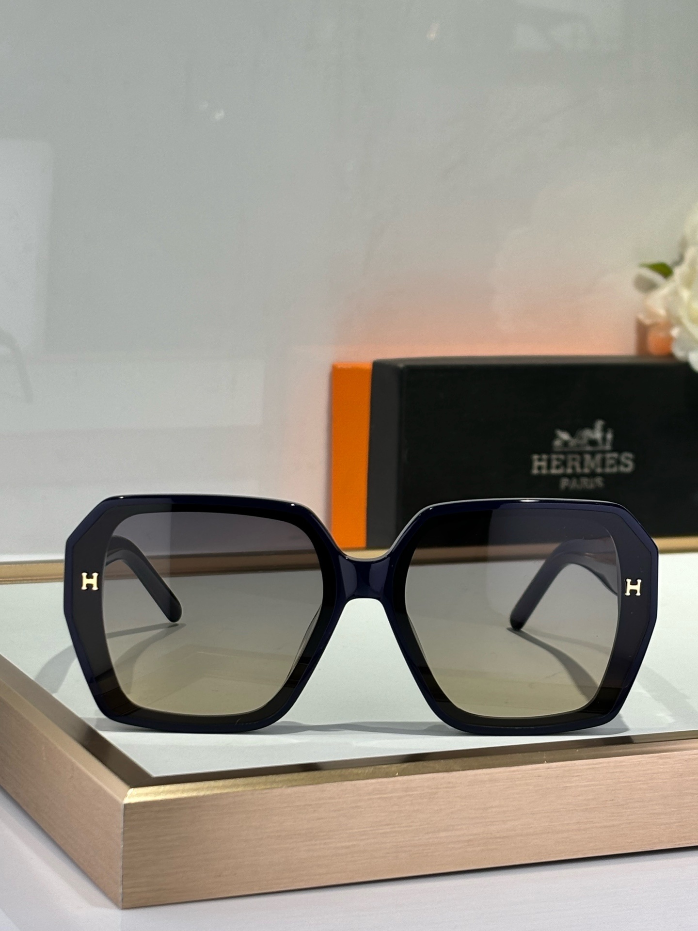 Oversized Square Sunglasses for Women – Gradient Lens Navy Frame