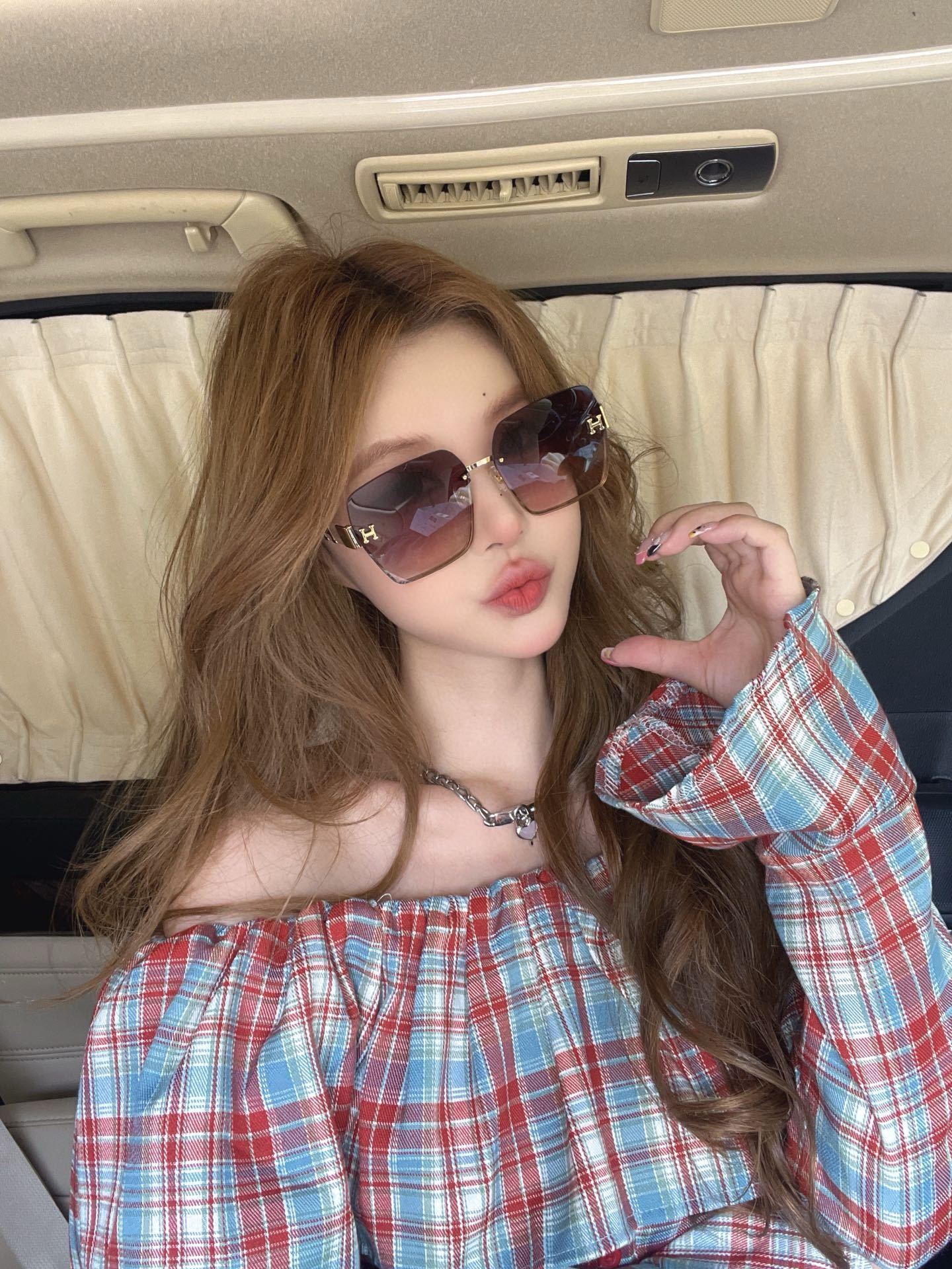 Women’s Luxury Oversized Square Sunglasses – Elegant Gradient Lens