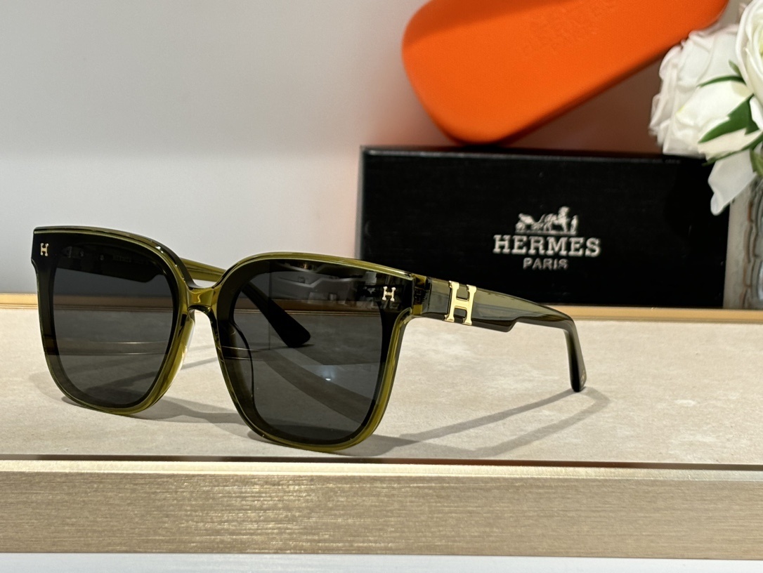 Luxury Women’s Oversized Square Sunglasses with Gold Logo Detail