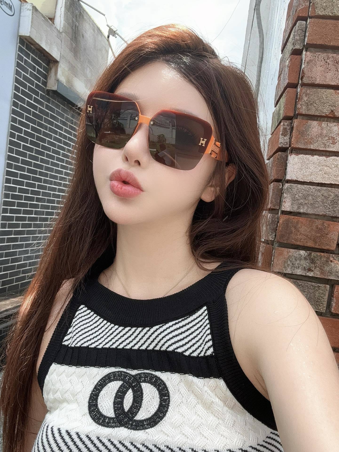 Luxury Oversized Square Sunglasses for Women with ‘H’ Gold Logo