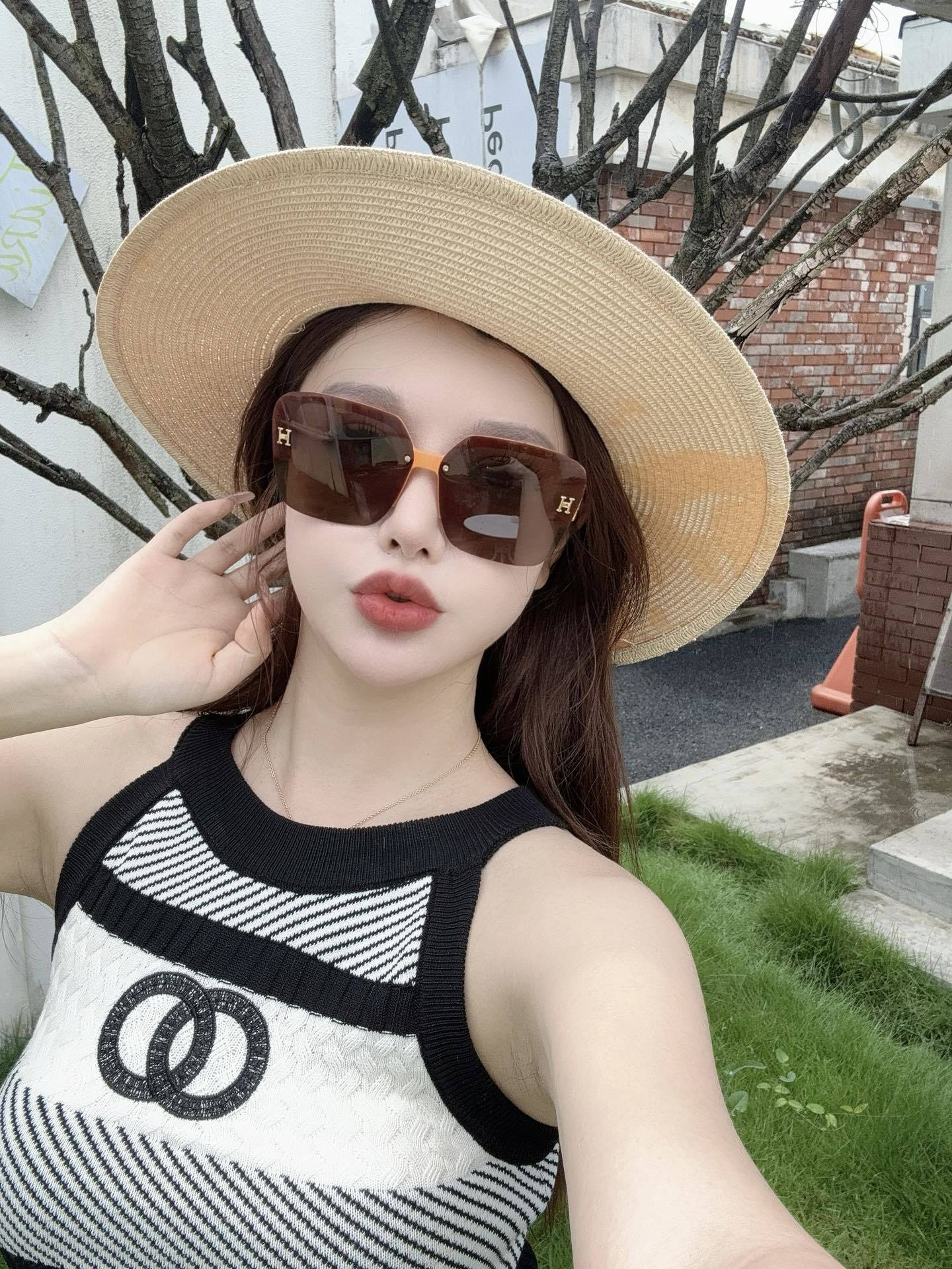 Luxury Oversized Square Sunglasses for Women with ‘H’ Gold Logo