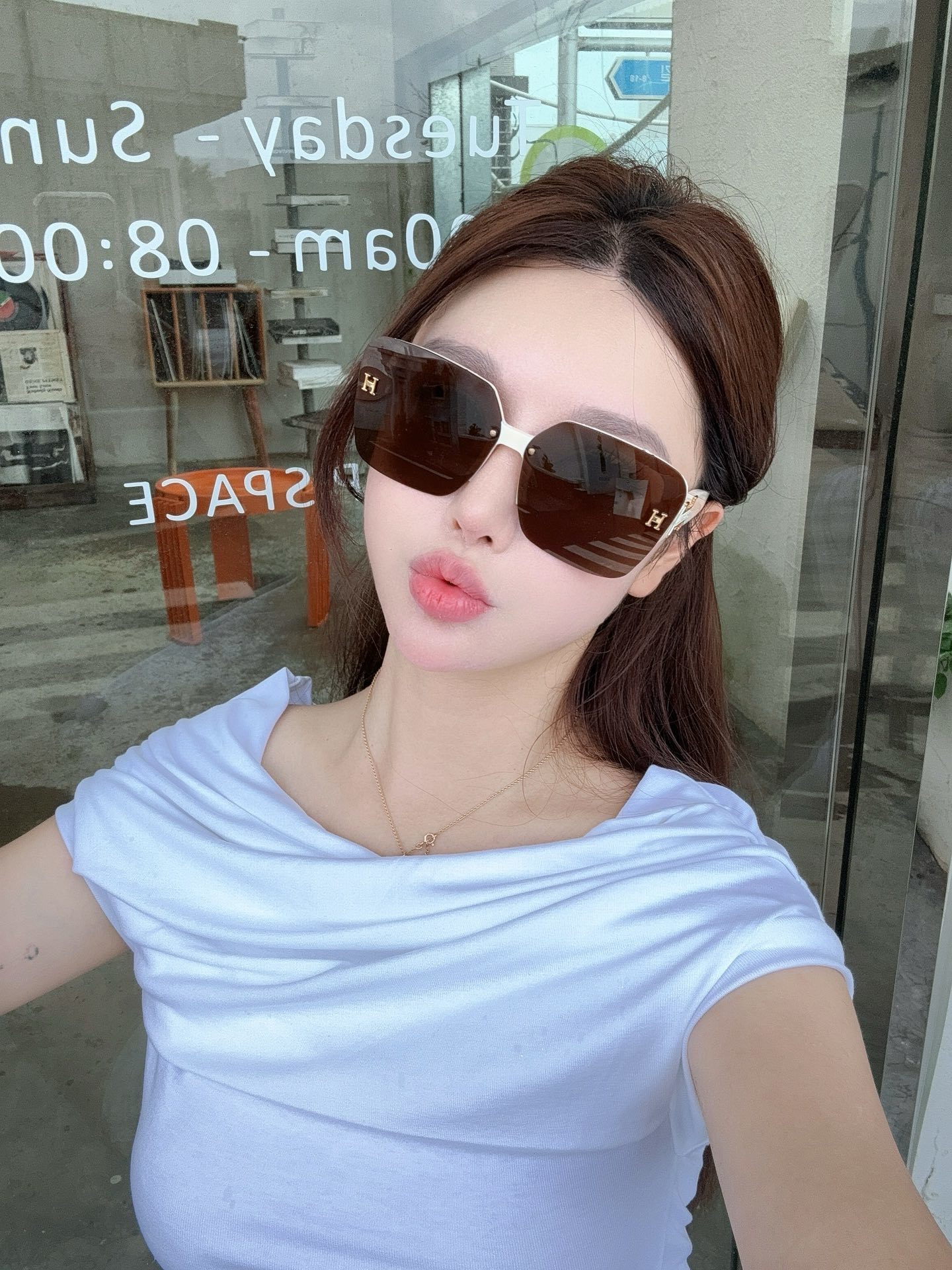 Luxury Oversized Square Sunglasses for Women with ‘H’ Gold Logo