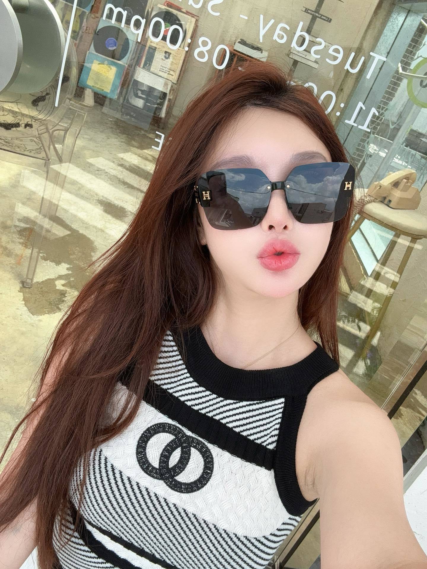 Luxury Oversized Square Gradient Sunglasses with H Logo for Women