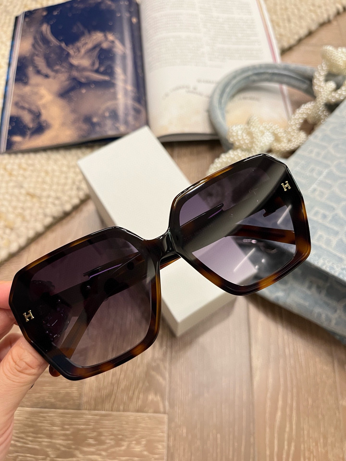 Luxury Oversized Square Sunglasses – Trendy Tortoise Frame for Women