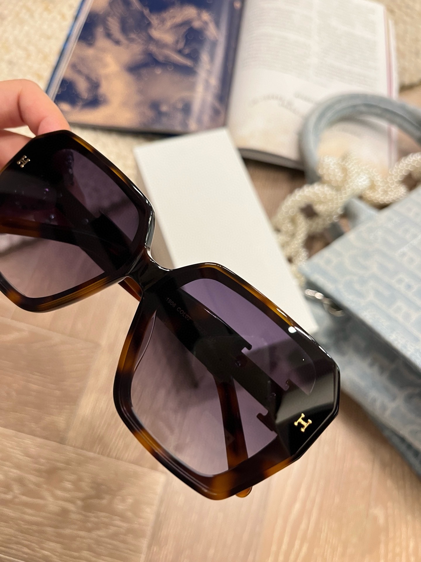 Luxury Oversized Square Sunglasses – Trendy Tortoise Frame for Women