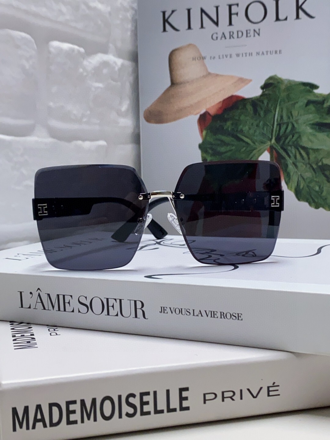 Luxury Women’s Oversized Square Rimless Sunglasses – UV Protection