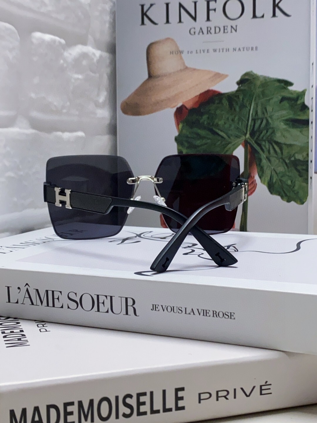 Luxury Women’s Oversized Square Rimless Sunglasses – UV Protection