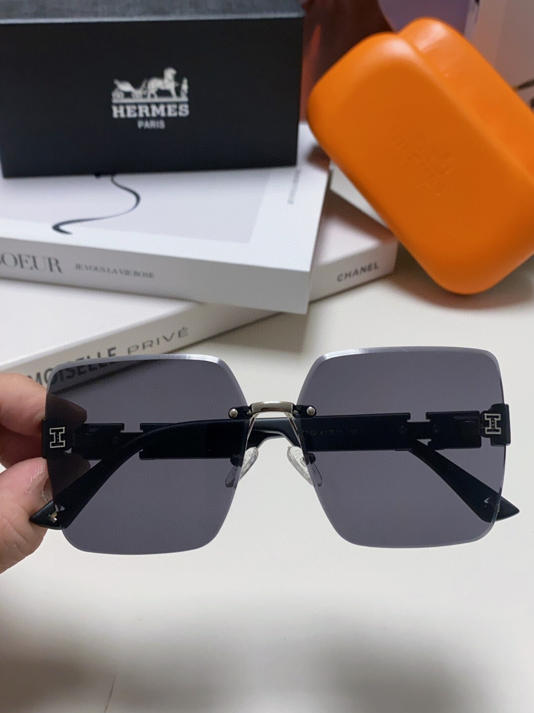 Luxury Women’s Oversized Square Rimless Sunglasses – UV Protection