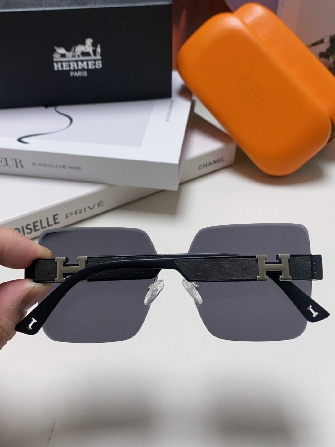 Luxury Women’s Oversized Square Rimless Sunglasses – UV Protection