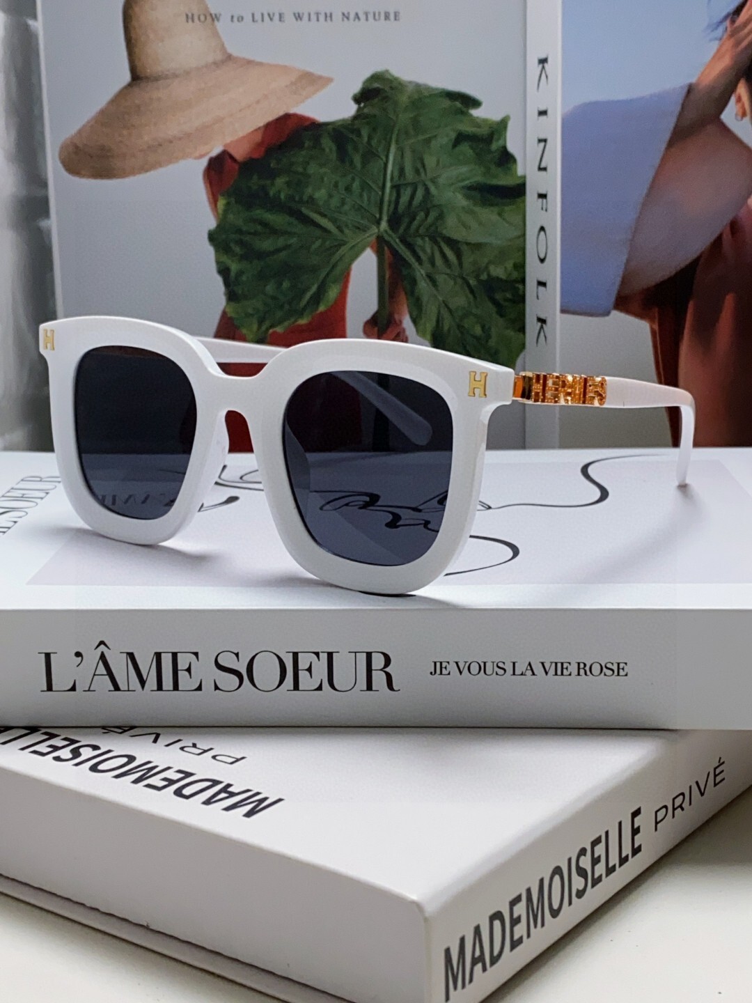 Trendy Women’s Oversized Square Sunglasses – Cream & Black Chic