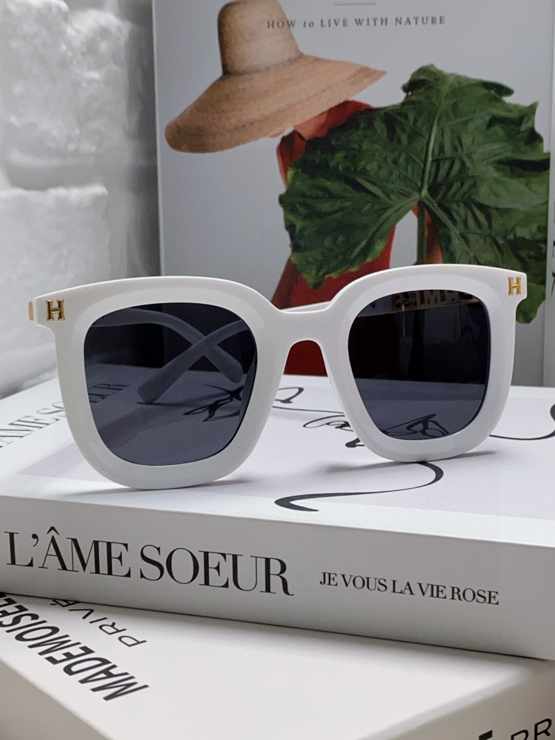 Trendy Women’s Oversized Square Sunglasses – Cream & Black Chic