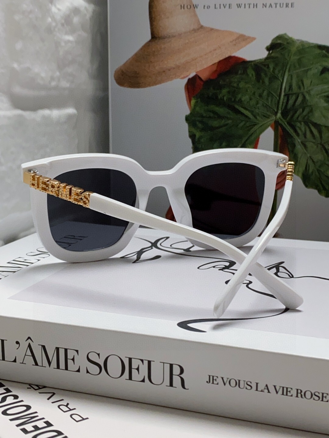 Trendy Women’s Oversized Square Sunglasses – Cream & Black Chic