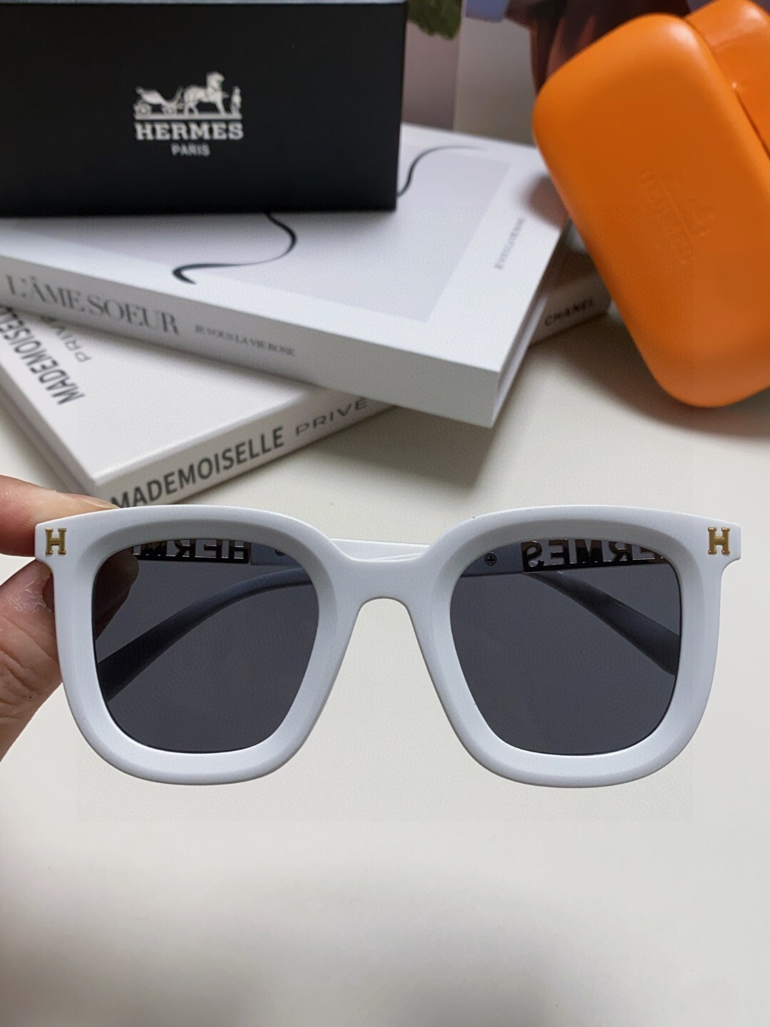 Trendy Women’s Oversized Square Sunglasses – Cream & Black Chic