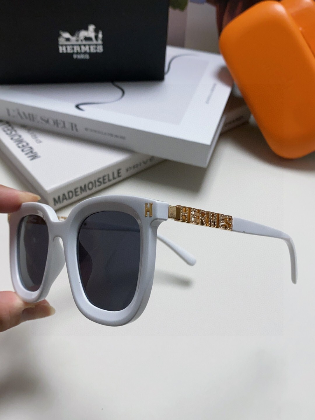 Trendy Women’s Oversized Square Sunglasses – Cream & Black Chic