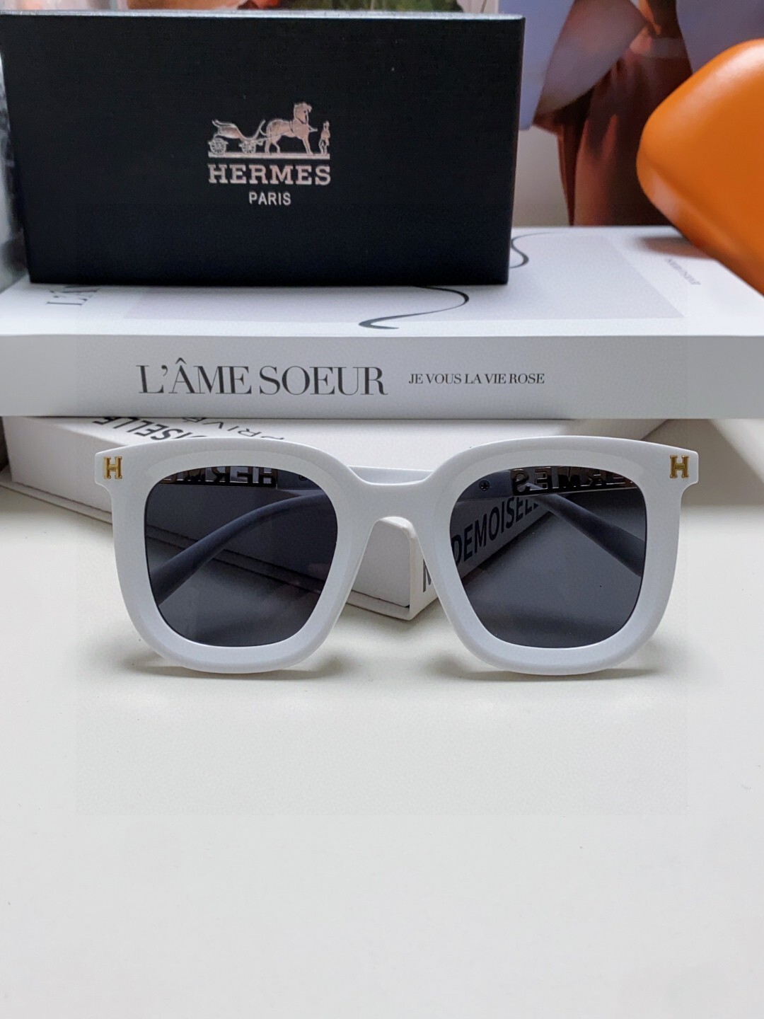 Trendy Women’s Oversized Square Sunglasses – Cream & Black Chic