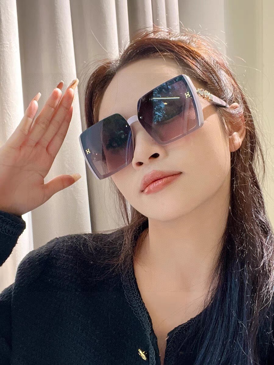 Luxury Women’s Oversized Square Sunglasses – Pink Gradient Eyewear