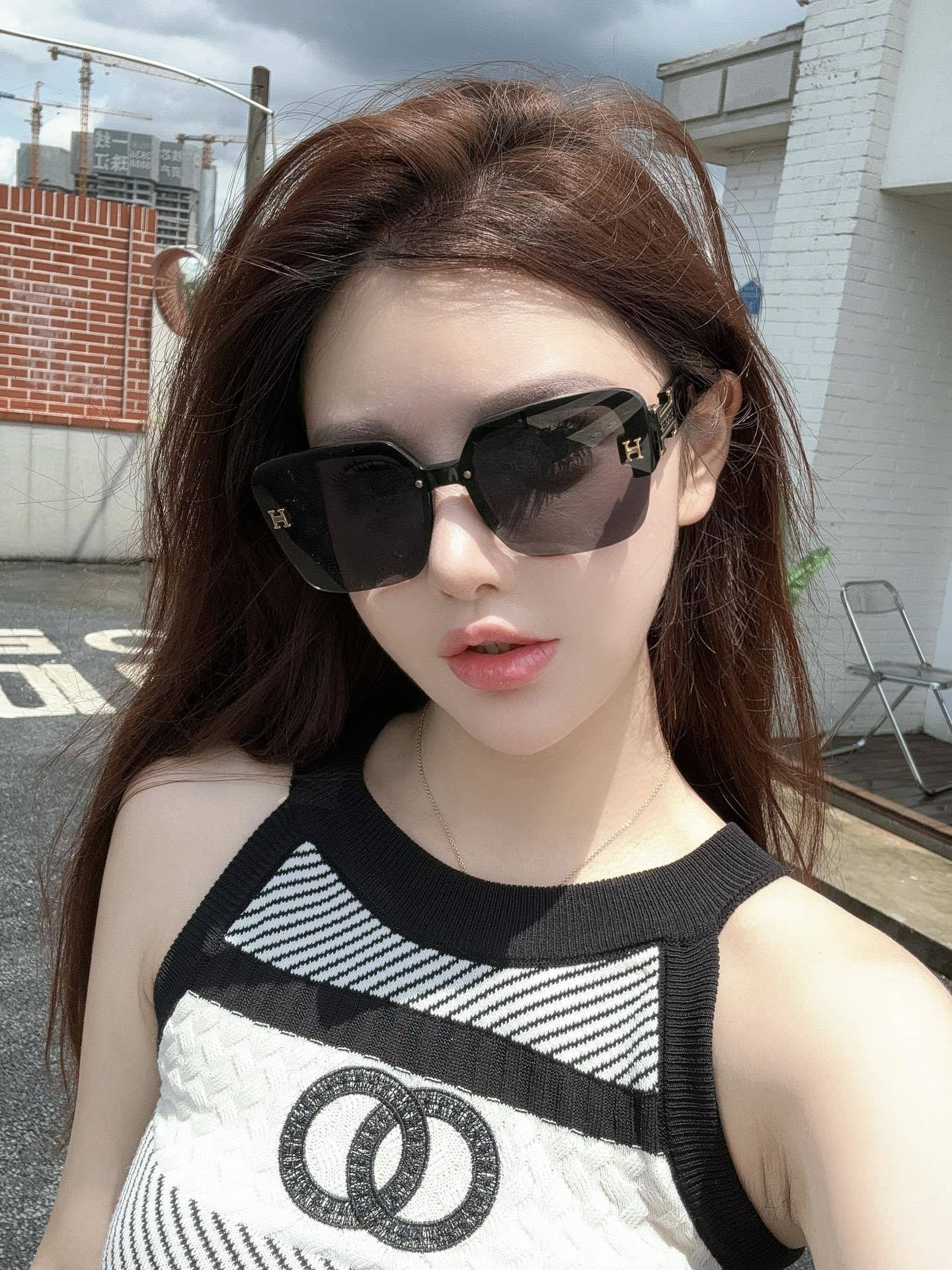 Luxury H-Logo Oversized Sunglasses for Women – Trendy Orange Frame