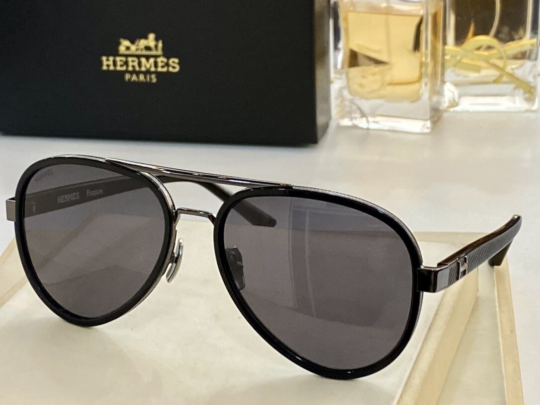 Hermès Luxury Gold & Black Aviator Sunglasses with Gradient Lenses